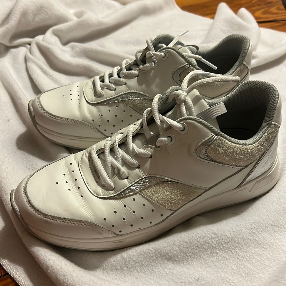 Vionic Women’s Fashion Sneaker Nova - Size US 8.5 / EU 39